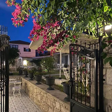 Demir Alacati Çeşme